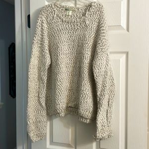 White/gray knitted sweater